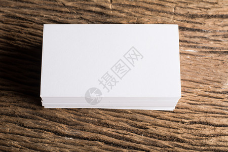 打印白色的复制企业形象空白色名片演示文稿在木背景上的企业形象空白色名片演示文稿图片