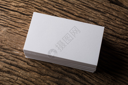 桌子企业形象的空白色名片演示文稿在木背景上的企业形象空白色名片演示文稿木头纸背景图片