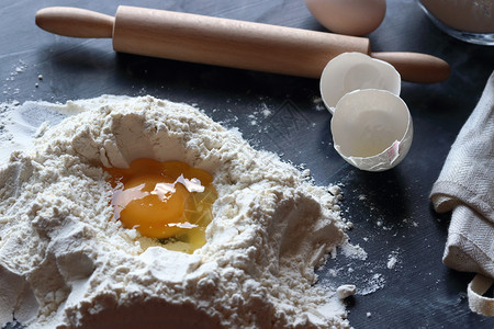 厨房桌子鸡蛋面粉准备包店图片