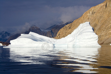 漂浮的冰旅行东格陵兰斯比松远处的西北Fjord的Iceberg图片