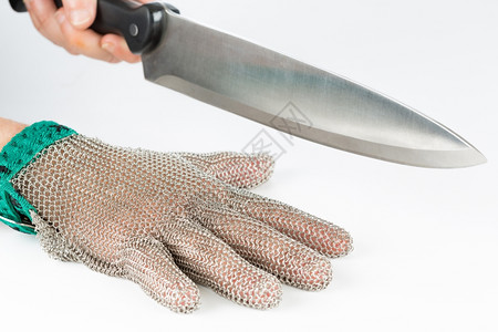 规范的带刀金属安全手套餐厅切缝图片