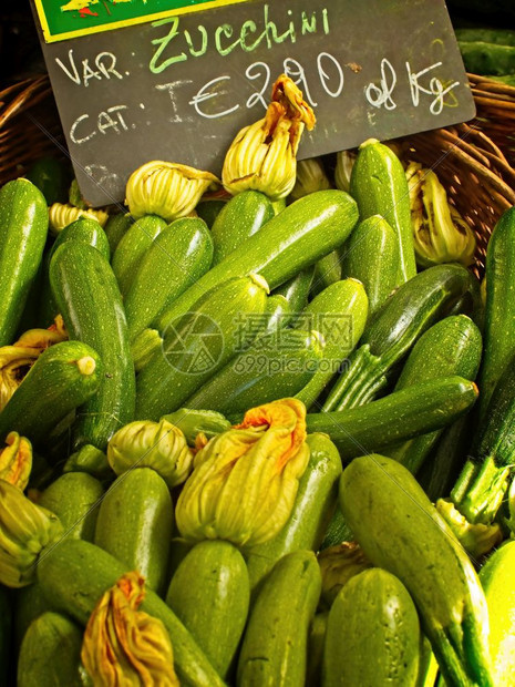 夏南瓜纳达林在市场上销售的一篮曲奇尼饮食图片