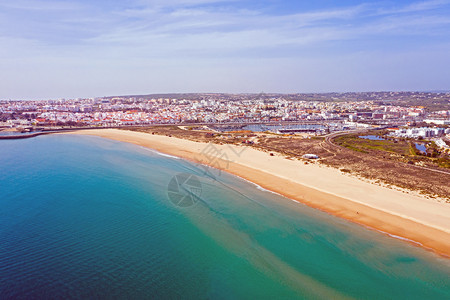 城市建造来自葡萄牙阿尔加夫拉各斯和梅亚普的空中飞机海滩图片