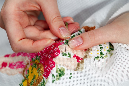 花哨的作品关心年轻妇女的手指交叉刺绣线程图片