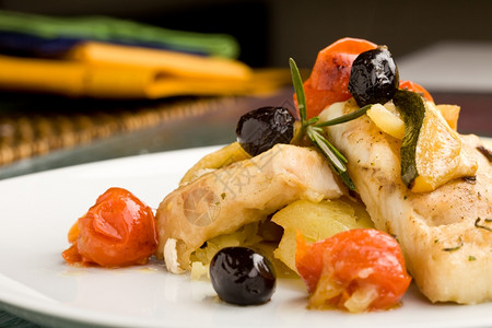肥肠鱼番茄以橄榄和西红柿为生的美味烤鳕鱼照片健康背景