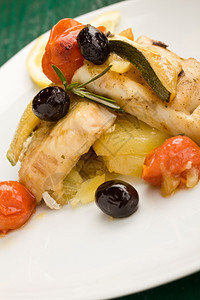 以橄榄和西红柿为生的美味烤鳕鱼照片美味夏南瓜饮食图片