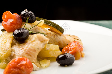 以橄榄和西红柿为生的美味烤鳕鱼照片好的夏南瓜图片