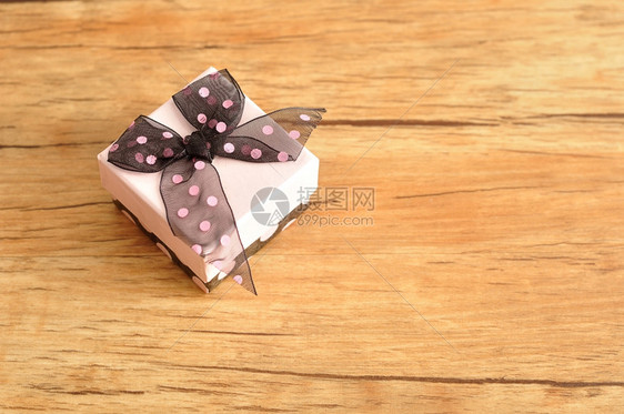 颜色一个带黑粉红圆点弓的小礼物盒丝带新的图片