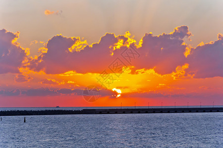 巨大的黑暗海洋傍晚美丽如画的天空景观与红色的日落图片