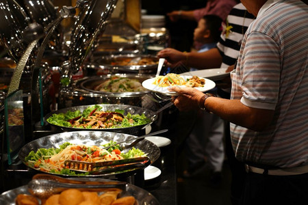 自助餐食物顾客在豪华餐厅里把食物抢到酒店肉舀图片