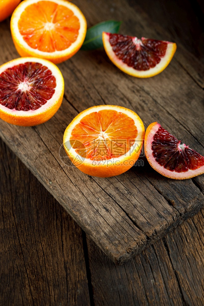 血液旧深色木质背景上的血橙果实顶视图有机的甜点图片