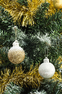 圣诞树上闪亮的球图片