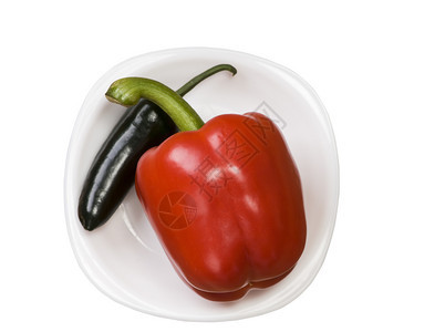 白底隔离的单绿色辣椒和盘上红胡及铃吃单身的新鲜图片