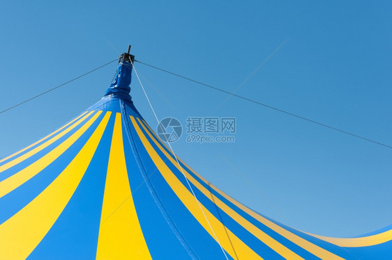 大黄蓝马戏团巨大的顶层帆布与清蓝的天空相对游乐场抽象的户外图片