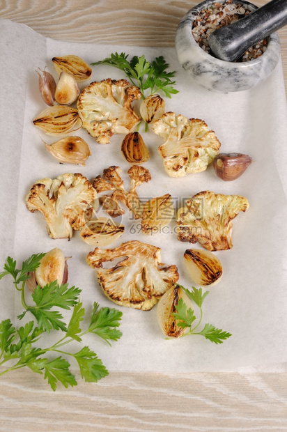 健康食物大蒜和洋葱炒菜花加大蒜和洋葱的暖热开胃菜午餐图片