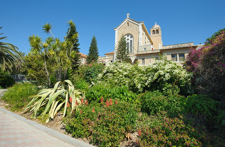 天空景观经过以色列Latrun修道院的教堂周围有鲜花和树木图片
