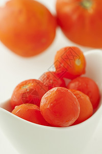 晚餐白色杯子里紧贴着小西红柿后面有大番茄新鲜的健康图片