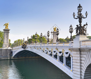 建筑学雕塑在巴黎的著名和美丽亚历山大三世桥跨越塞纳河横渡旅行图片