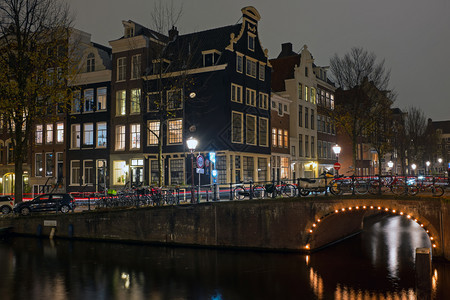 荷兰阿姆斯特丹市风景晚上从荷兰阿姆斯特丹城市传统的船图片
