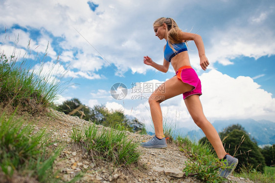 在山上跑步的年轻人图片