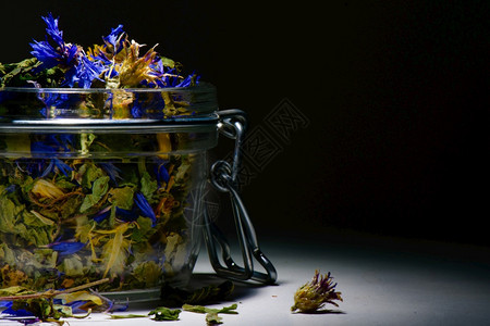 晒干香脂柠檬泡玉米花和马龙茶的草药本图片
