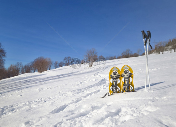 滑雪的用具插在雪地上图片