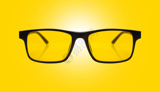 单一太阳镜黑色塑料框架和黄玻璃面罩在光背景上单一太阳镜黑色塑料框架和黄玻璃时尚白的现代图片