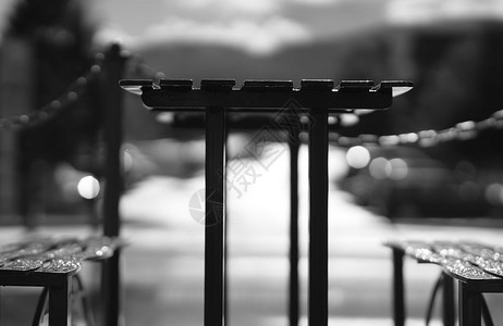散景白色的带长椅背景黑白咖啡桌带长椅背景的黑白咖啡桌高清店图片