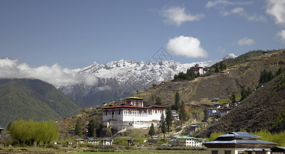 喜马拉雅山下的寺庙图片