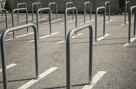 沥青自行车城市地区轻型辆停场的栅栏对称和直线分界城市地区线条图片