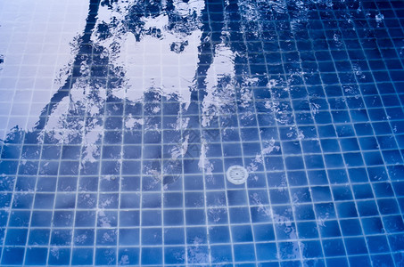 浅蓝泳池游波纹水质反射池液体游泳的图片
