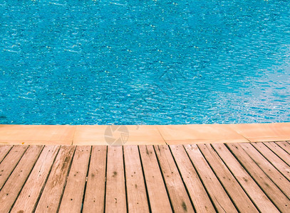 透明浅蓝泳池游波纹水质反射阳光干净的图片