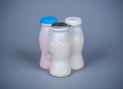 三瓶灰色背面有酸奶的塑料瓶牛喝纯度图片