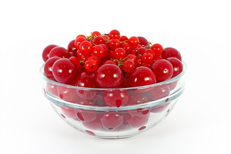 在玻璃碗中的甜樱桃和红椰子孤立在白色上浆果汁素食主义者图片