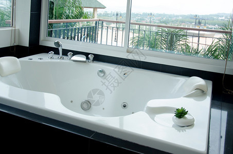 现代豪华厕所和浴缸内部的屋优雅图片