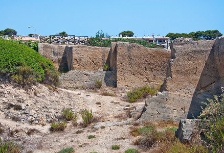 绿松石美丽的自然海岸景观在西班牙马洛卡岛布满岩石美丽的自然海岸景观布满岩石夏令天图片
