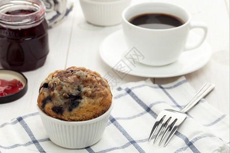 早餐蓝莓松饼和咖啡图片