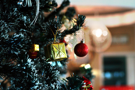 树上各种圣诞节装饰品图片