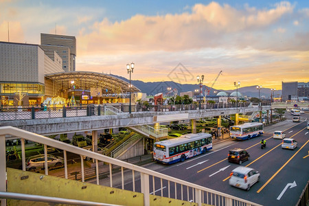 亚洲城市景观日本九州长崎市中心天线城风景暮图片