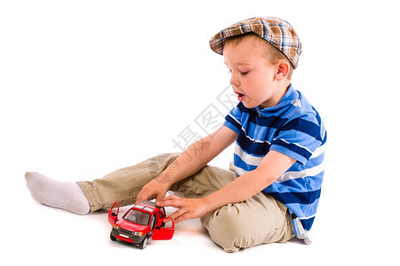 欣德斯特伦小男孩玩红色具车白背景的青年图片