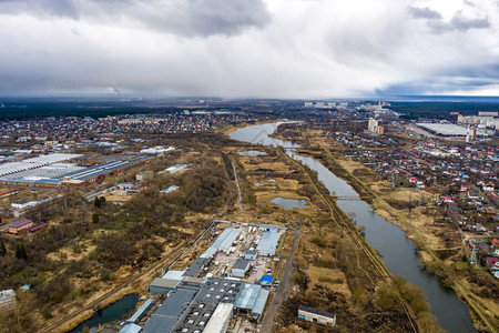 直升机乌沃德伊凡诺市全景和Uvod河在春云天的空中观察照片取自一个采石机天线图片