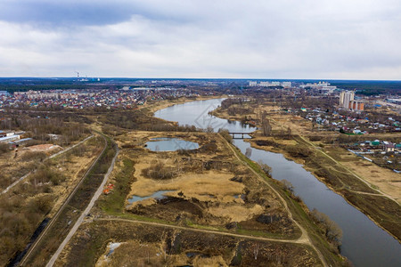 乌沃德春天无人机伊凡诺沃市全景和Uvod河在春云天的空中观察照片取自一个采石机图片