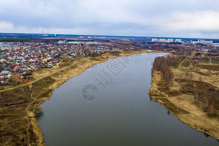 伊凡诺沃市全景和Uvod河在春云天的空中观察照片取自一个采石机伊万诺沃一种城市景观图片