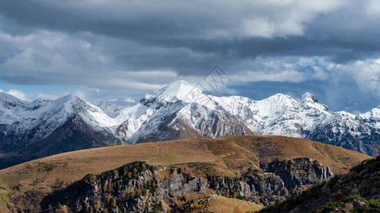 海边的雪山图片