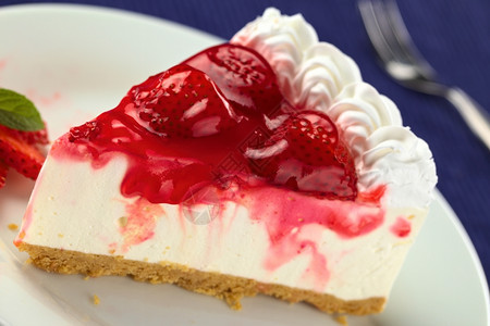 红色的集中关注前草莓芝士蛋糕中两根草莓的左侧和边玻璃滑落掌声红莓芝士蛋糕选择焦点照片剩下图片