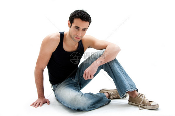 最佳穿黑顶和牛仔裤的白人帅哥坐在地板上往下看与世隔绝白种人色的图片