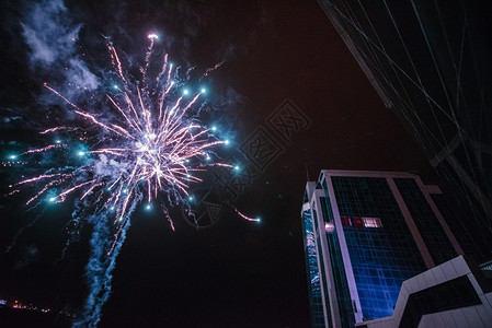 夜晚天空中绽放的烟花背景