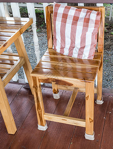 自然空的木制椅子和桌与当地咖啡店的垫子面图片