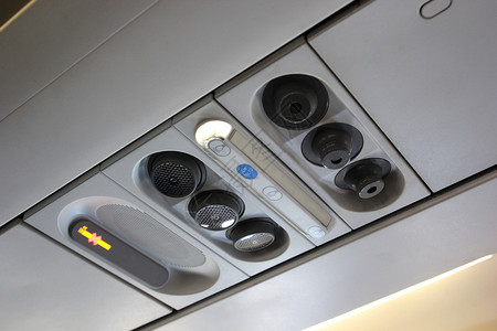 关闭飞机天花板上的空气烤炉扩散器和灯泡座位图片