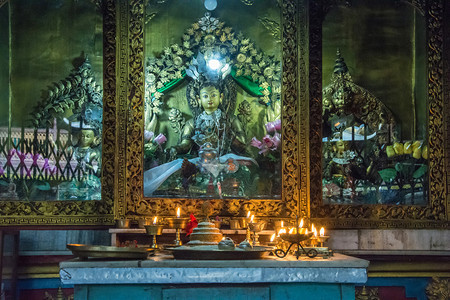明亮的祈祷传统尼泊尔佛教寺庙的明亮装饰和宗教传统尼泊尔佛寺图片